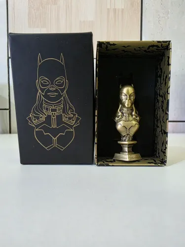 Busto Batgirl - Omelete Box / DC / Peça de Metal