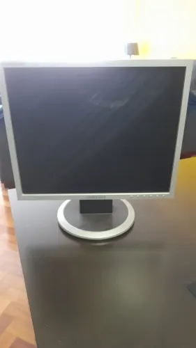Monitor LCD Samsung SyncMaster 740N COM DEFEITO