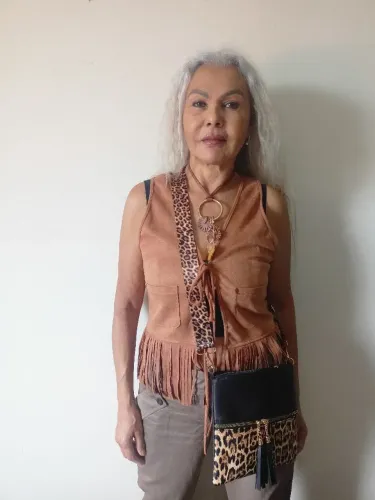 Bolsa transversal feminina com estampa animal print zíper com pingente e alça regulável