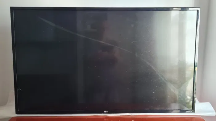 TV LG SMART 4K TELA QUEBRADA.