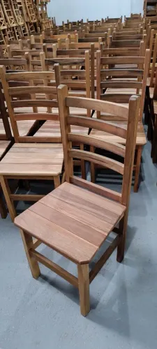 Cadeiras de madeira maciça com encosto anatômico $ 240,00 cada novas 