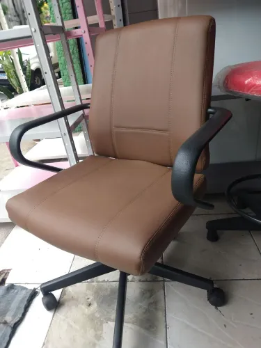 Cadeira DIRETOR de couro Usada