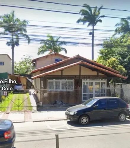 CASA LINEAR em excelente localização, especialmente para fins comerciais.