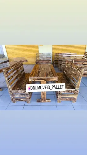 Conjunto de Mesa e Bancos de Pallet Rústico