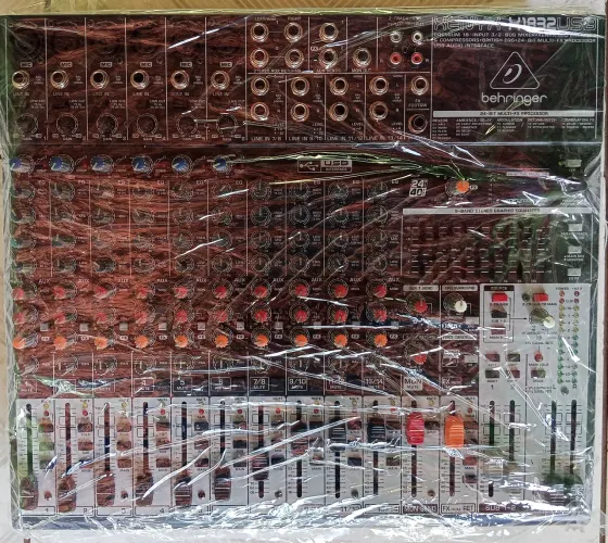 Mesa de Som Behringer Xenyx X1832USB