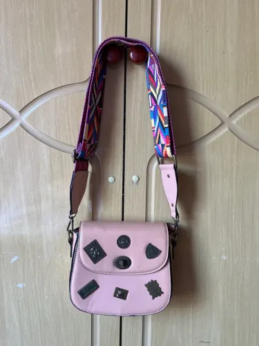  Bolsa nova de verniz cor salmão muito linda!!!