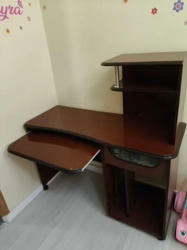 Escrivaninha de madeira com gaveta e prateleira