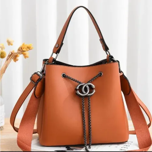 Bolsa com corrente na cor caramelo