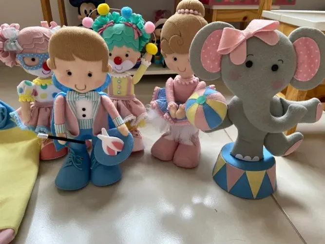 Conjunto de personagens circo rosa
