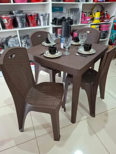 Conjunto de mesa com 4 cadeiras Ratan
