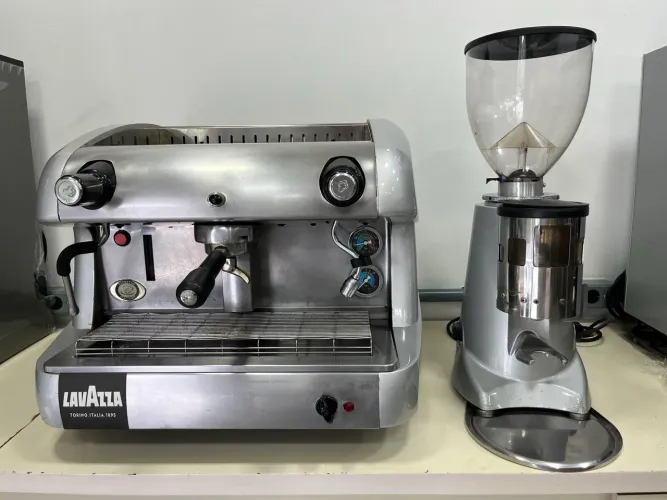 Máquina de café expresso Sofia 1 grupo profissional com moinho dosador Fiori