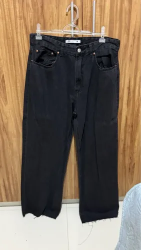 Calça Jeans Preta Wide Leg - Barra Desfiada (Tam. 46)