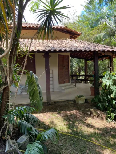 Linda casa de família em amplo terreno