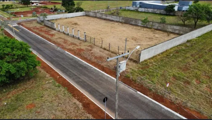 LOTE DE ESQUINA NO CONDOMÍNIO DOS IPÊS