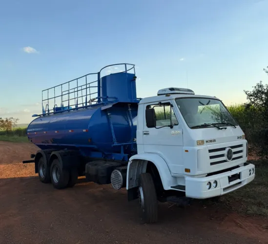 VW 26-220 ano 2008, 6x4, com tanque Pipa Bombeiro de 15.000 litros, em Sp