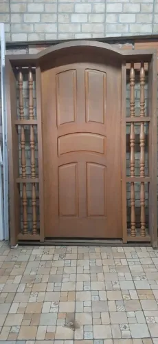 Porta de madeira maciça com detalhes em arco