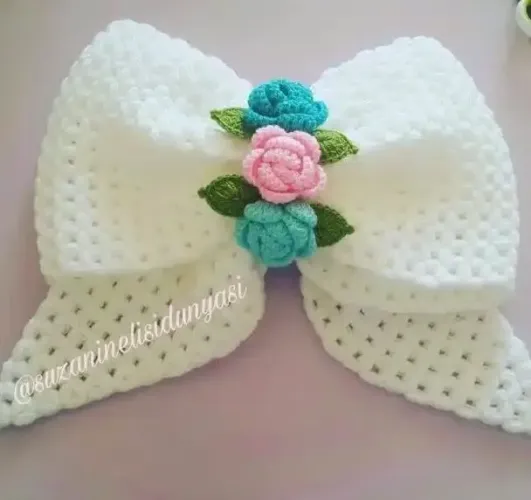 Laço de crochê infantil com flores