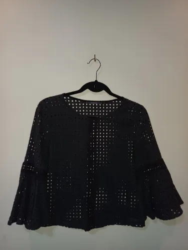 Blusa preta Shoulder semi-nova c/ detalhes de furinhos, tam. P.