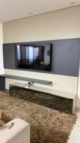 Painel de TV Integrado com Rack Planejado em MDF - Modulares (Estado de Novo)
