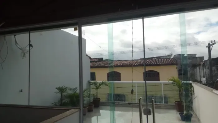 Fechamento de área em vidro.