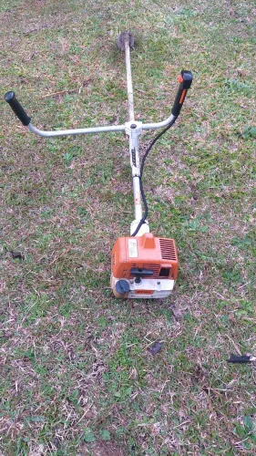 roçadeira de grama stihl fs220 revisada só trabalhar 2000,00 no sítio cercado