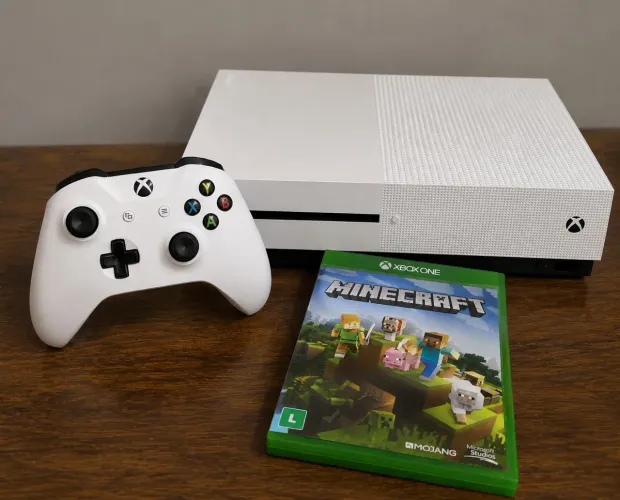 Xbox One 1TB + Controle Branco + Minecraft em Mídia Física