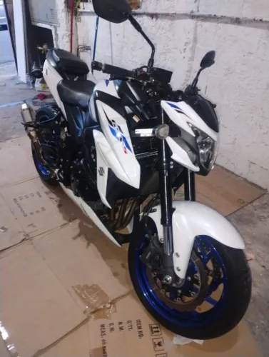 Suzuki gsxs 750