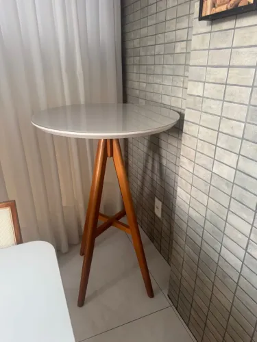 Mesa alta de madeira com vidro 