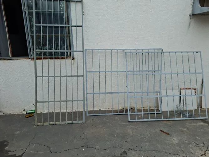 Grade e Porta de Ferro