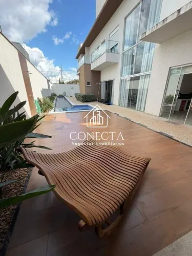 Sobrado Residencial à Venda no Jardim Karaíba, Uberlândia - 3 suítes, varandas e piscina