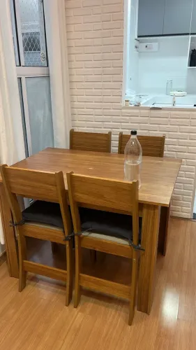 Mesa com 4 cadeiras e almofadas 
