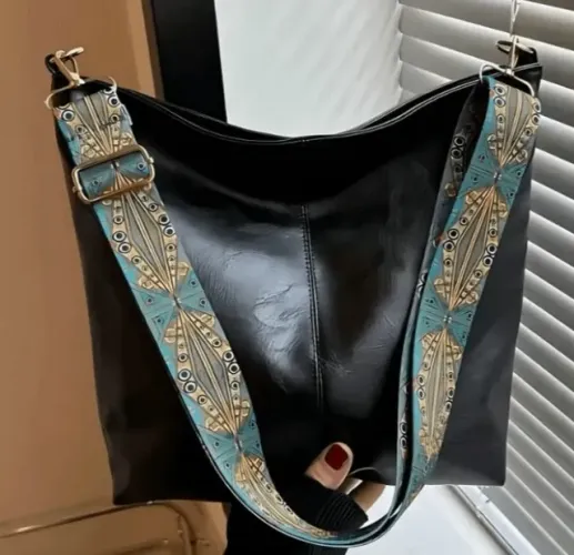 bolsa couro pa com alça decorada vintage. preta. 24 larg. x 26cm alt. nova!