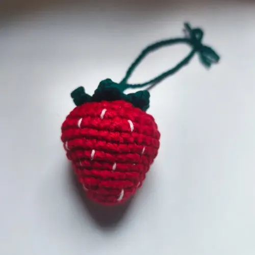 Chaveiro de morango em crochê