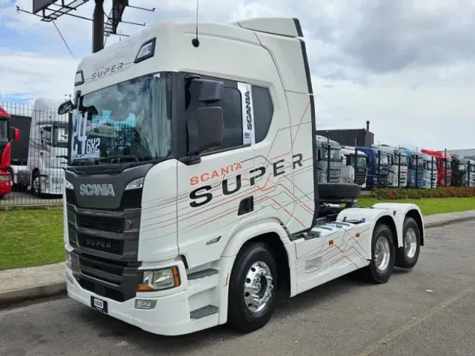 Scania R460 6x2 Super Ano 24 Farol de teto e grade Rodas de alumínio Geladeira