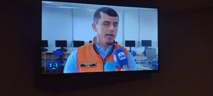 TV esmar 32 polegadas semi novo 220 v com controle original 