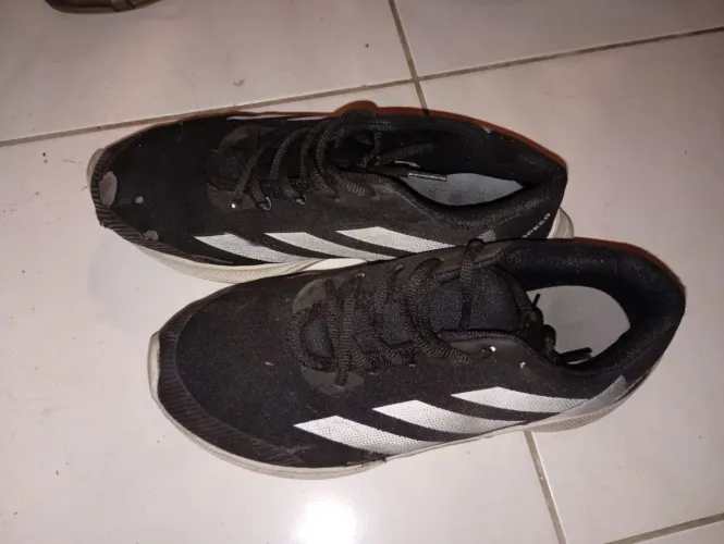 Tênis usados com avarias 