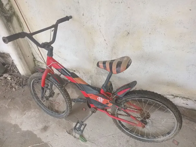 Vendo bicicleta do flamengo no estado.(consertar o furo dos pneus e colocar o freio)