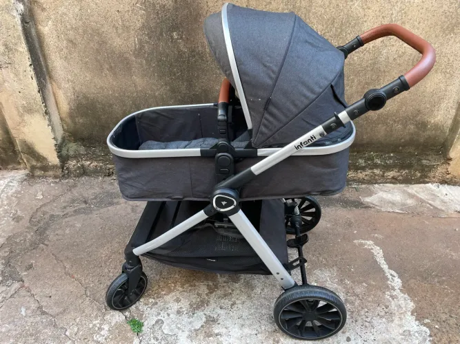 Carrinho de bebê com bebê conforto 