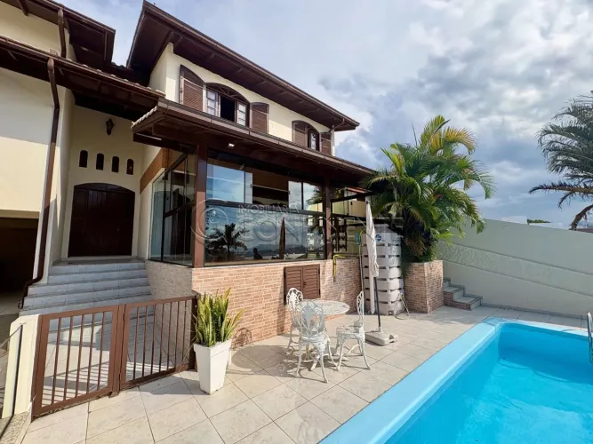 CASA À VENDA NO ABRAÃO - 5 DORMITÓRIOS - SUÍTE MASTER - PISCINA - VISTA MAR - 5 BANHEIROS 