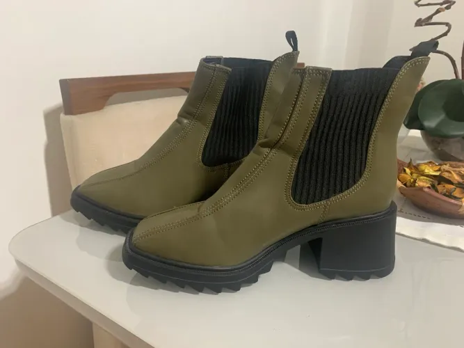 Essa é uma bota Chelsea tratorada verde oliva/militar.