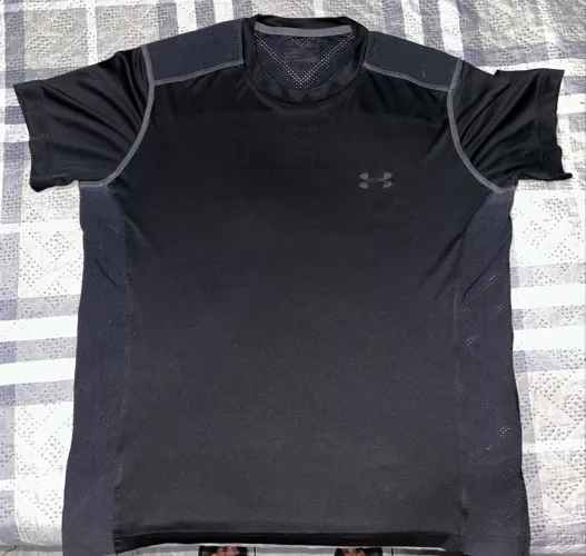 Camisa preta da Under Armour 