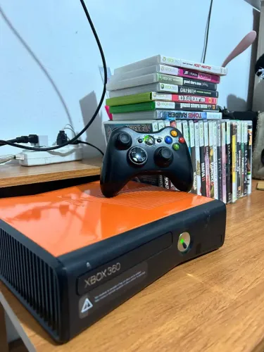 Xbox 360 slim destravado com manete original e jogos