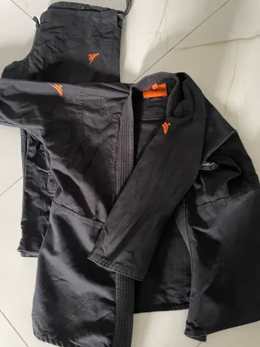 Vendo kimono seminovo de jiu-jitsu
