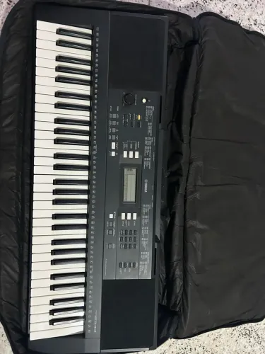 Teclado Yamaha PSR-E343 conservado, funcionando perfeitamente, acompanha capa.
