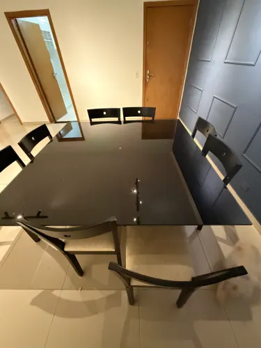 Mesa de tampo de vidro com 8 cadeiras