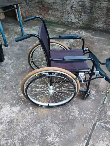 Vende-se cadeira de rodas