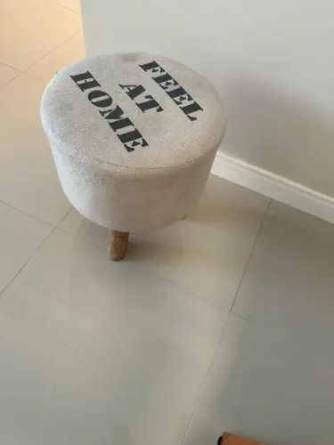Puff Decorativo Redondo com Pés em Madeira - Estilo Moderno