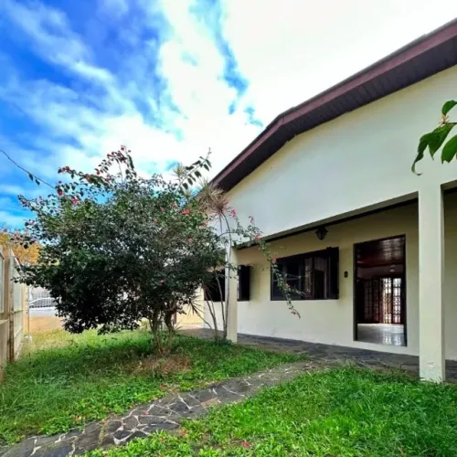 Casa com Piscina, 4 Dormitórios e Terreno de 675m² no Jardim do Sol