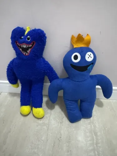 2 pelúcias: huggy wuggy e blue rainbow friends