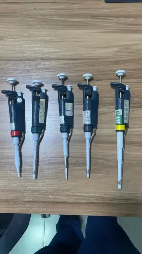 4 unidades de PIPETADOR GILSON (Gilson Pipetman)